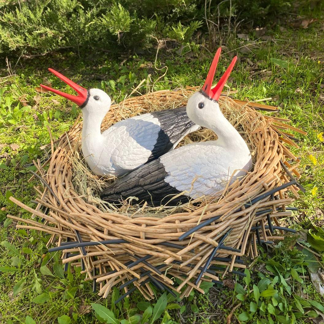 Комплект фігур Сім'я садових лелек №150 у гнізді з ротангу