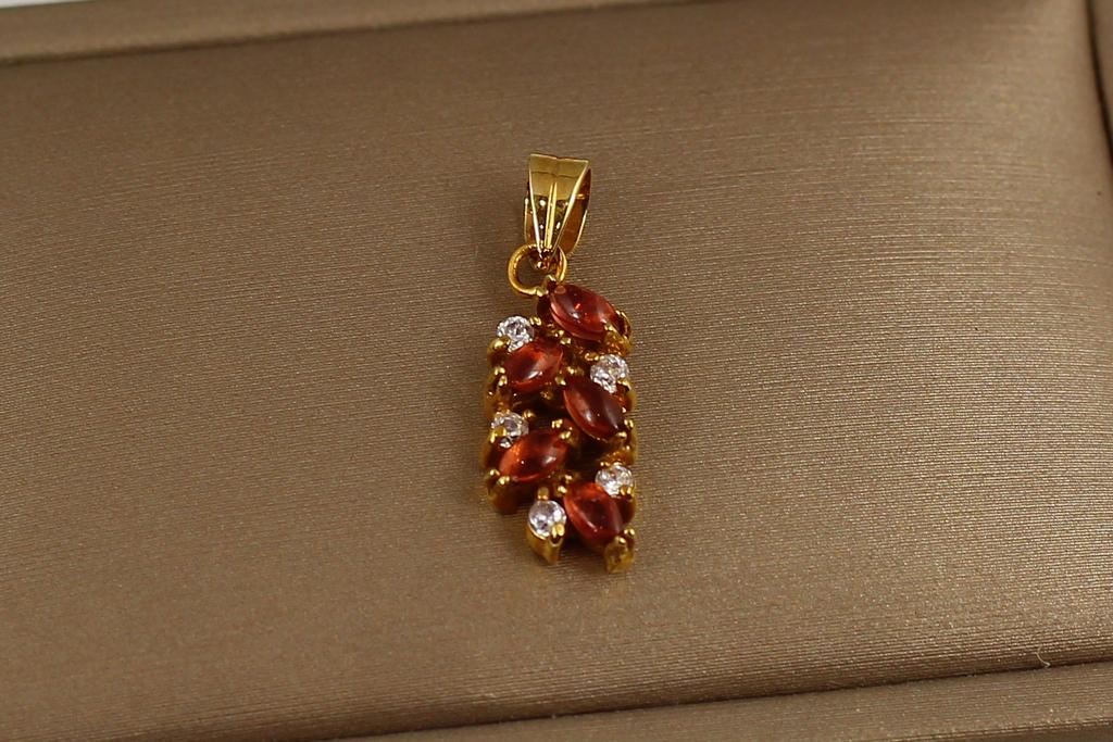 Кулон тропа с натуральным гранатом Золотистый (30077866)