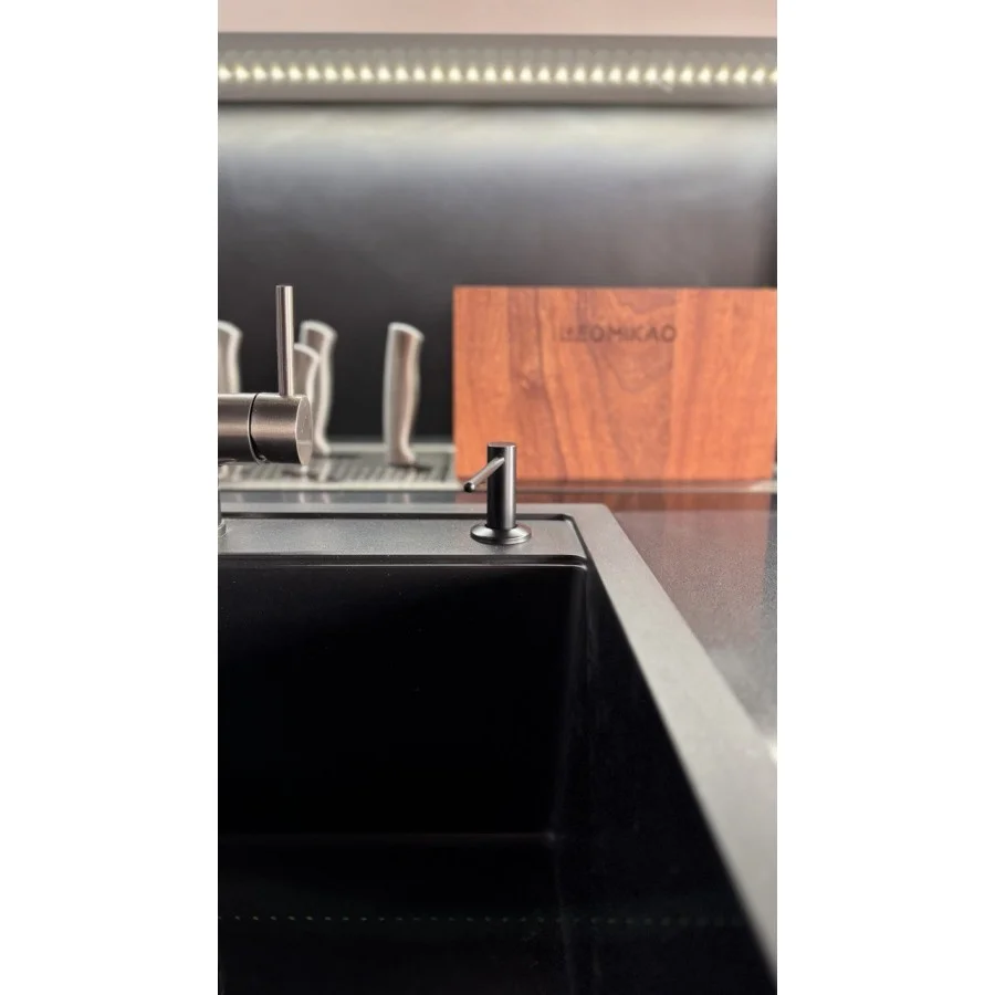 Дозатор миючого засобу LEOMIKAO SAKURA BK Чорний матовий (260313) - фото 4 Дозатор миючого засобу LEOMIKAO SAKURA BK Чорний матовий (260313) - фото 4