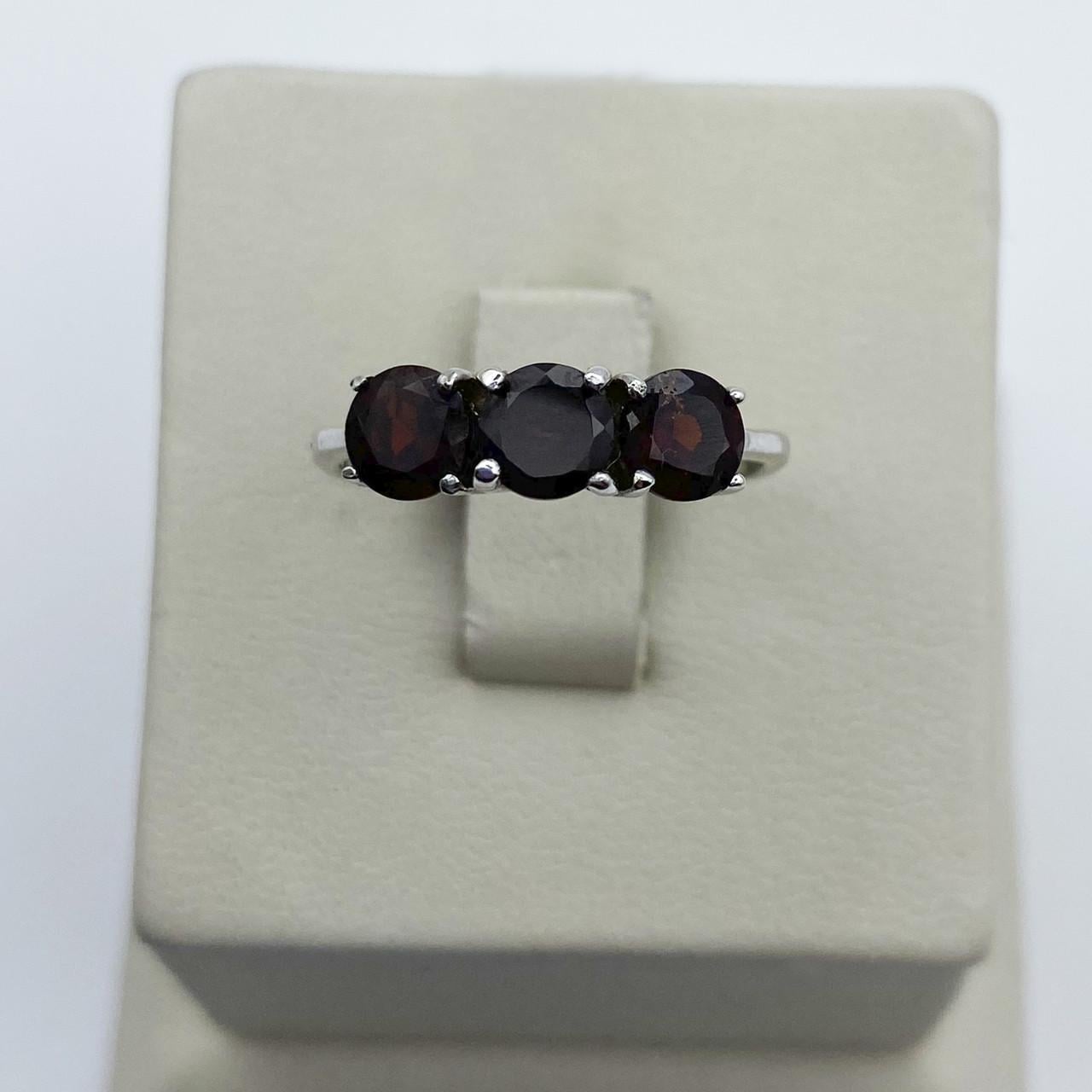 Кольцо серебряное с гранатом р. 18 2,46 г (1983453279)