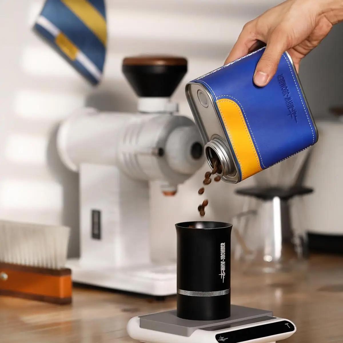 Емкость для хранения кофейных зерен MHW-3BOMBER Leather Sheath-Sealed Canister 600 мл Желто-синий (C5496) - фото 2 Емкость для хранения кофейных зерен MHW-3BOMBER Leather Sheath-Sealed Canister 600 мл Желто-синий (C5496) - фото 2