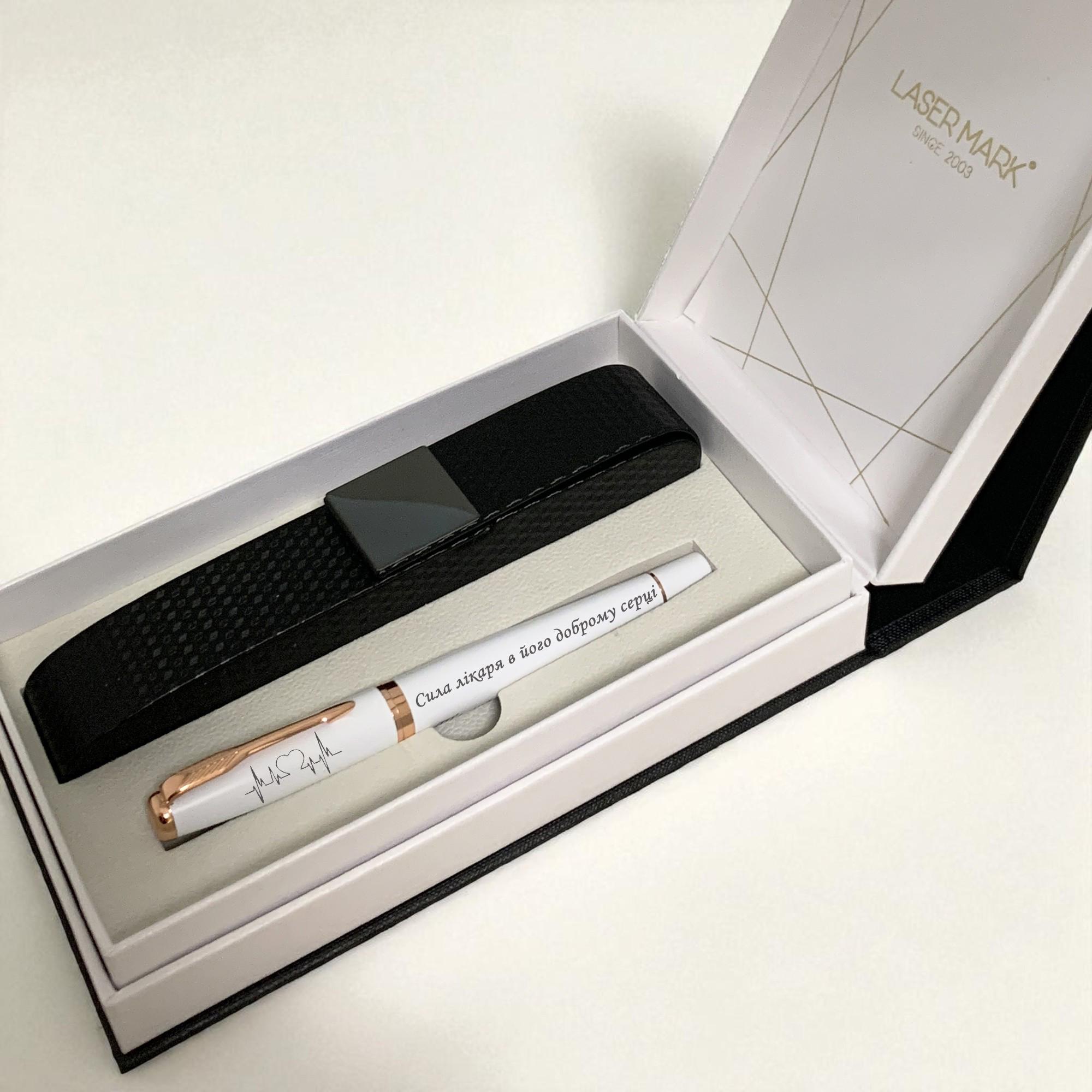 Ручка с гравировкой для врача в подарочной упаковке "Сила лікаря в його серці" Черно-золотистый (РЧ0061)