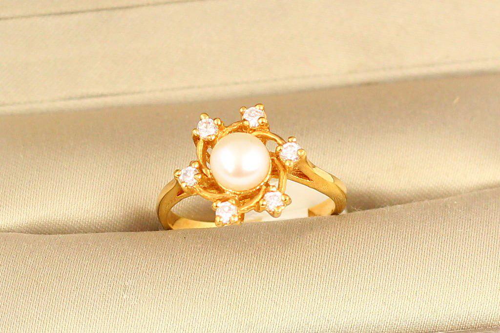 Кольцо натуральное речная жемчужина в цирконах р. 18 Золотистый (28811489) - фото 2