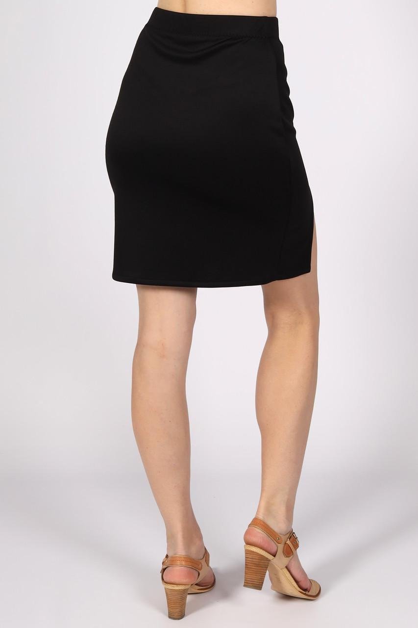 Юбка короткая женская из трикотажа и разрезом однотонная р. 56 Черный (2490402359) - фото 3