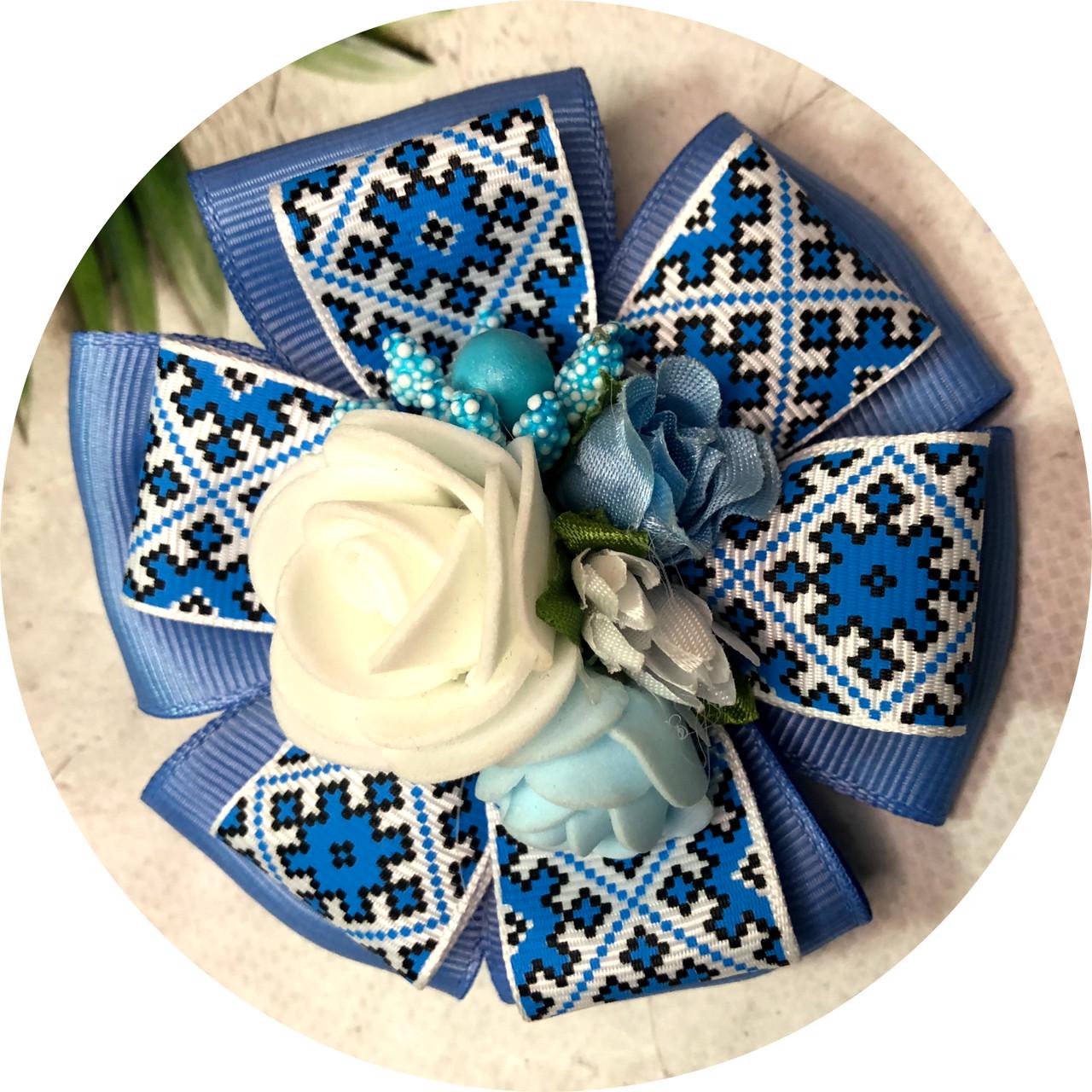 Бантик детский на резинке Украинский орнамент с цветочками D9 см Голубой (11411)