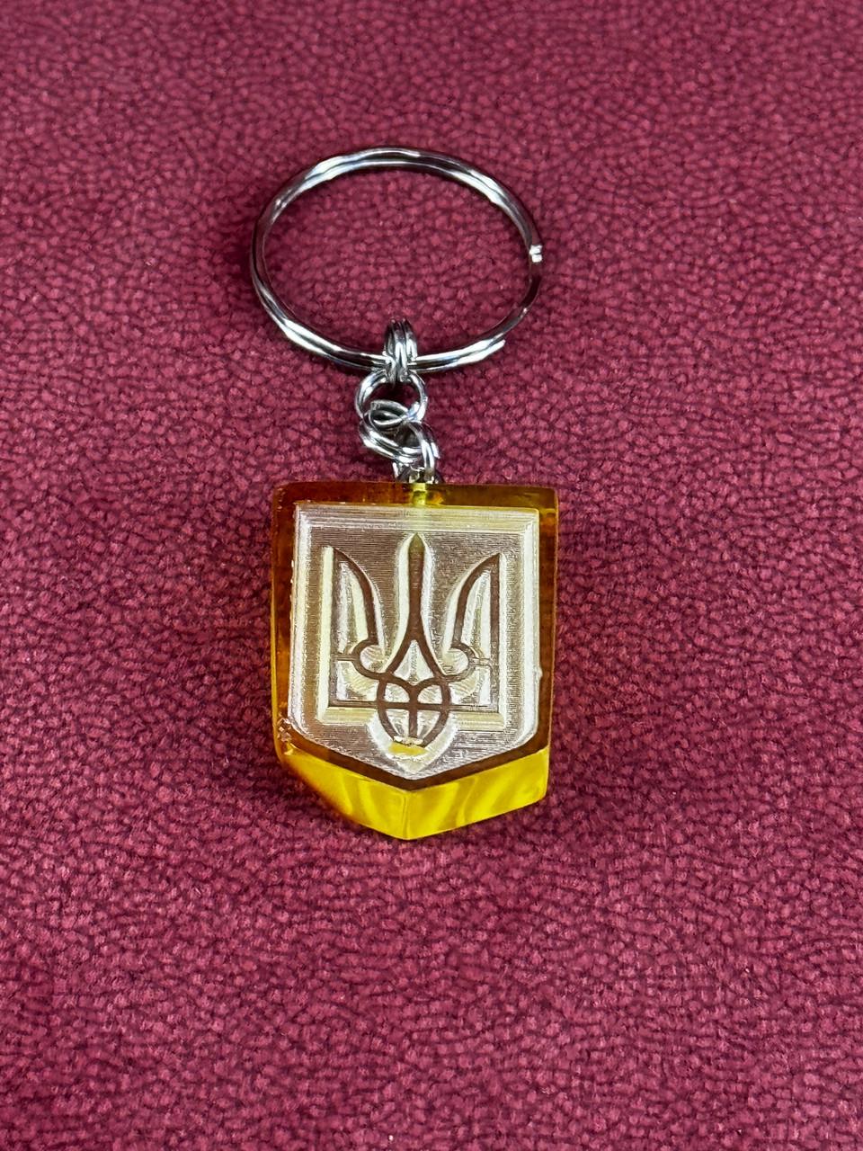 Брелок из янтаря трезубец 30/22 мм (к-242)