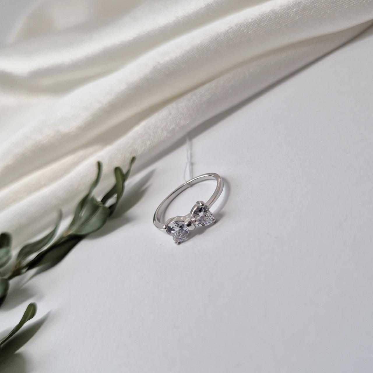 Кольцо бантик с белыми камнями серебро 925 пробы родированное р. 16,5 (4978р)