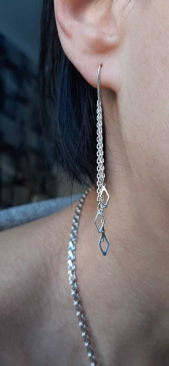 Сережки срібні протяжки Три ромби потрійні 925 проба (26943745) - фото 4 Сережки срібні протяжки Три ромби потрійні 925 проба (26943745) - фото 4