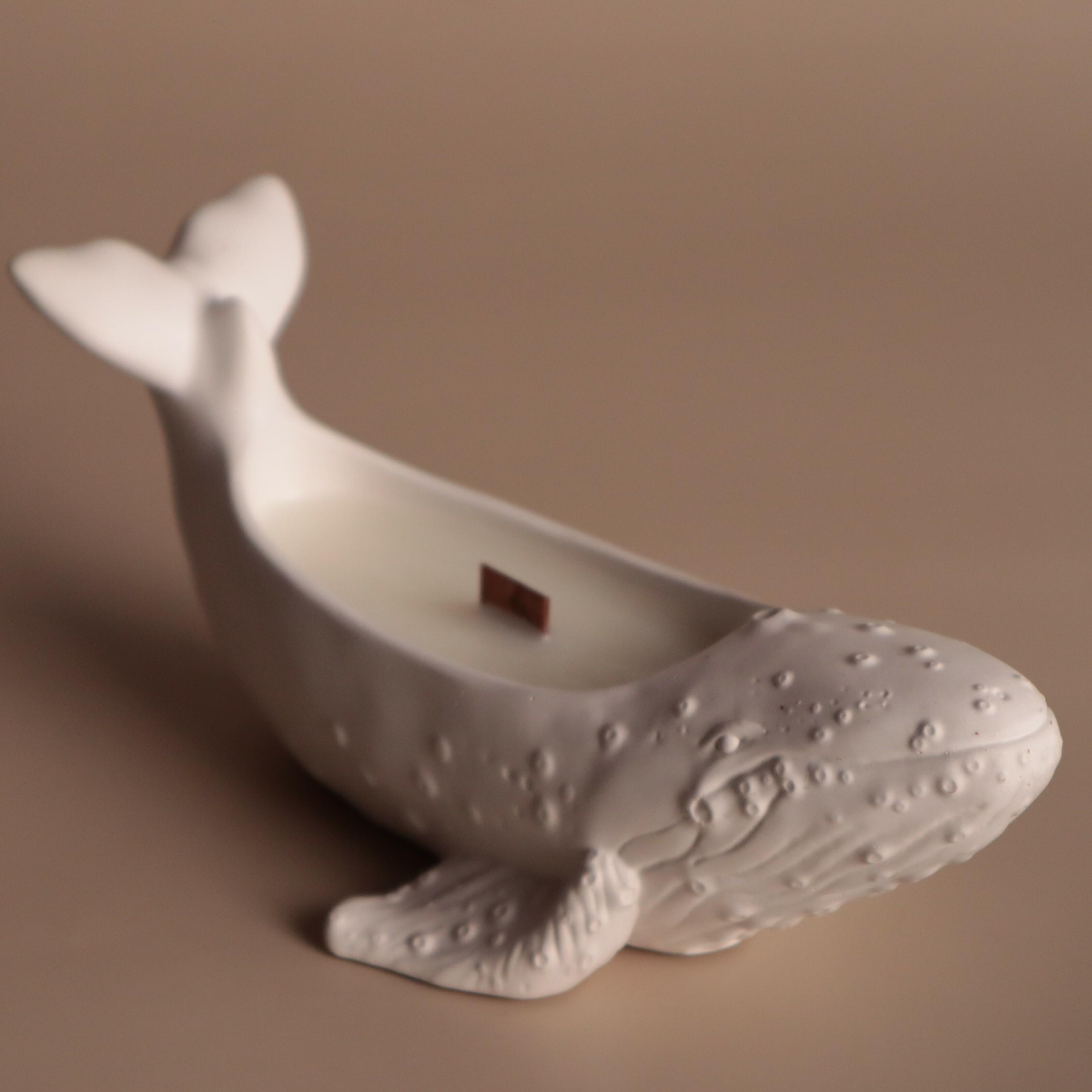 Аромасвічка соєва Wax Harmony Ваніль у гіпсововому кашпо Кит Білий (1000541) Аромасвічка соєва Wax Harmony Ваніль у гіпсововому кашпо Кит Білий (1000541)