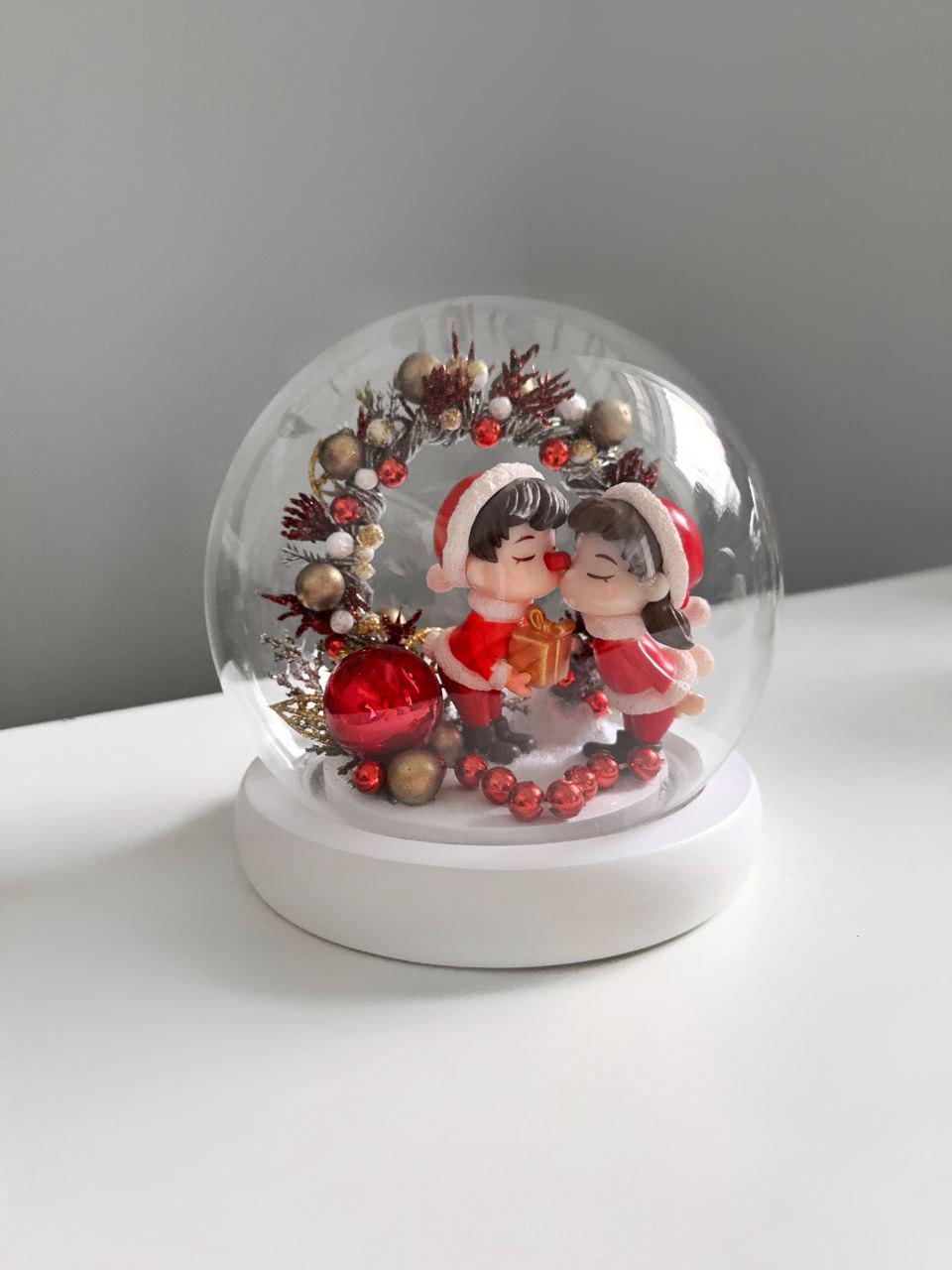 Сніжна куля з підсвіткою Пара закоханих у новорічному вінку 12 cм Сніжна куля з підсвіткою Пара закоханих у новорічному вінку 12 cм