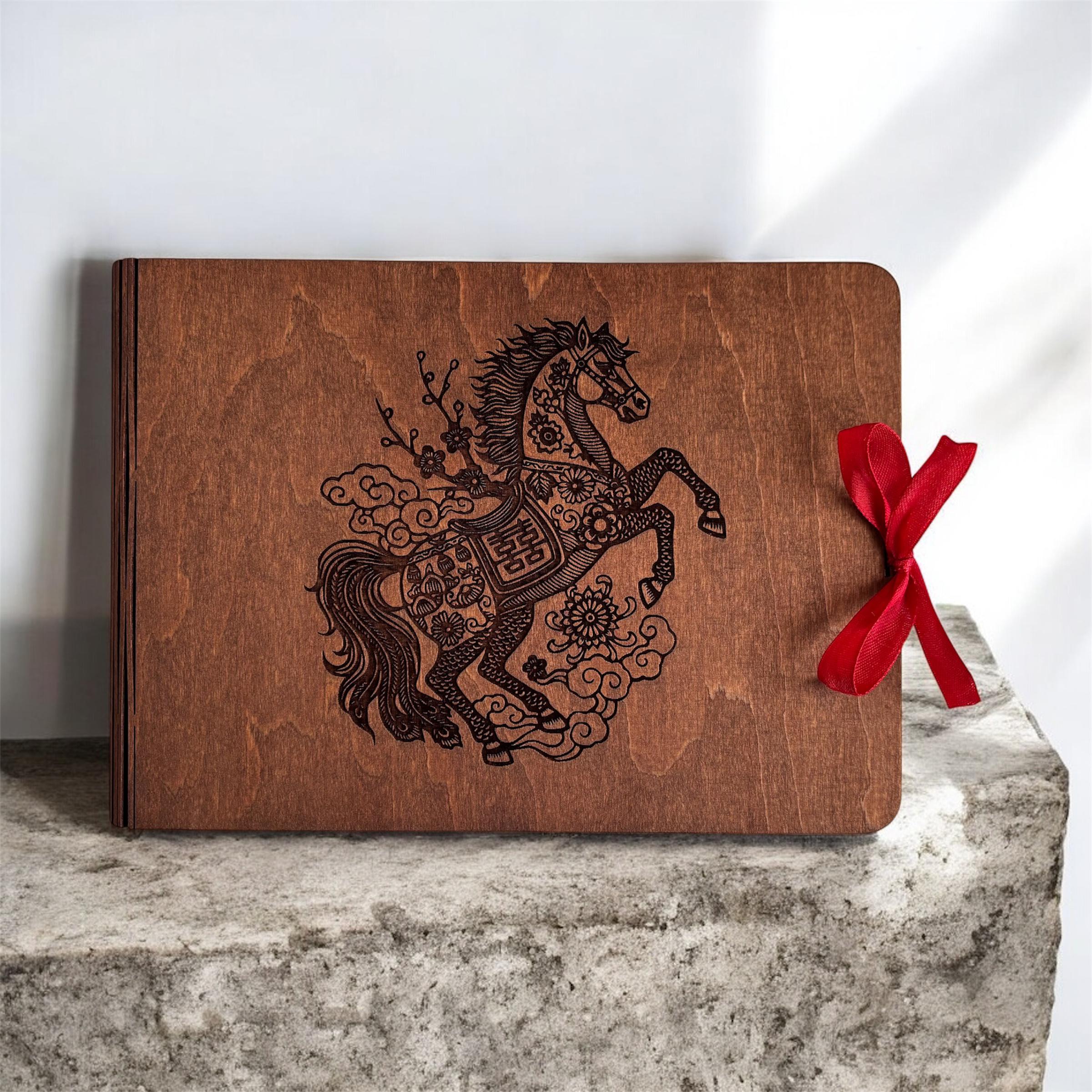 Фотоальбом из дерева новогодний на 2026 год лошади 10x15 см (30822817)