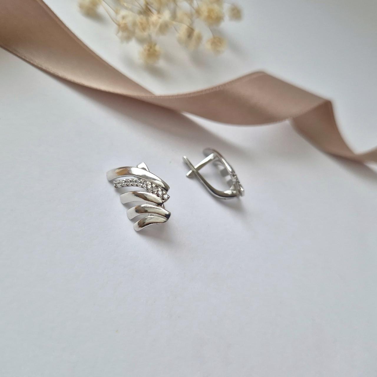 Серьги с белыми камнями родированное серебро 925 пробы 2,80 г (5571р)