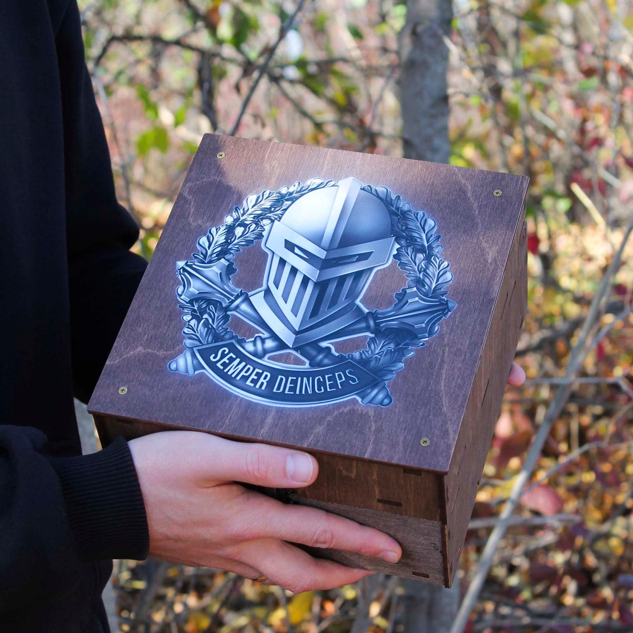 Наливатор алкогольний для напоїв на 4 чарки з гравіюванням SHOP-PAN Лицар (SP00674) - фото 2 Наливатор алкогольний для напоїв на 4 чарки з гравіюванням SHOP-PAN Лицар (SP00674) - фото 2