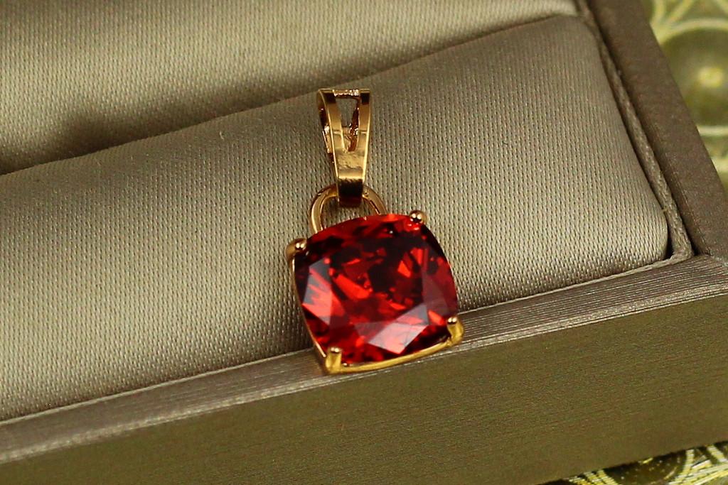 Кулон Xuping Jewelry Стильный красный камень 9 мм х 1,2 см Золотистый