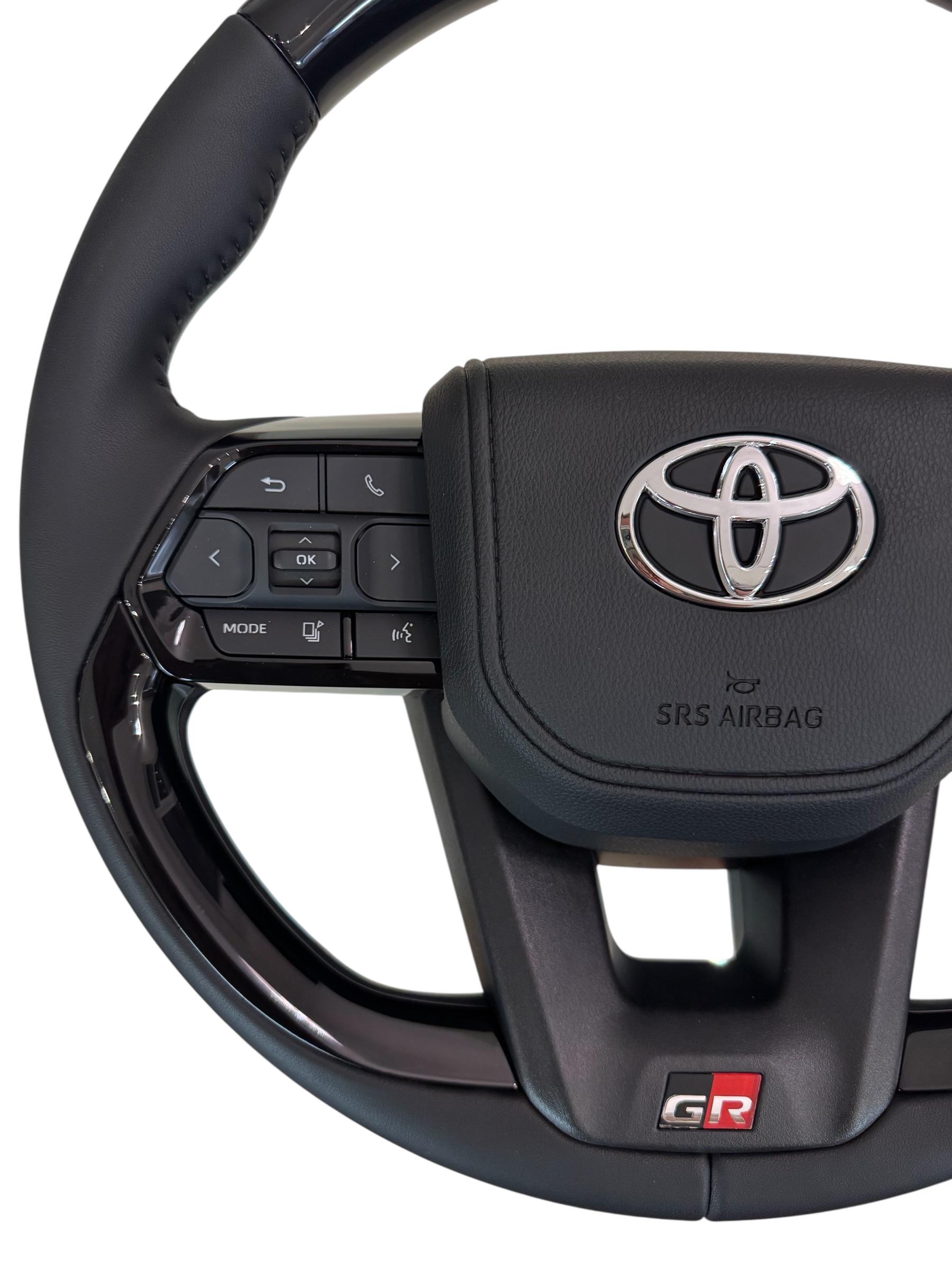 Руль для Toyota Land Cruiser 100/Prado 120 в сборе лак лакальный в стиле LC300 логотип хром (29621097) - фото 2 Руль для Toyota Land Cruiser 100/Prado 120 в сборе лак лакальный в стиле LC300 логотип хром (29621097) - фото 2