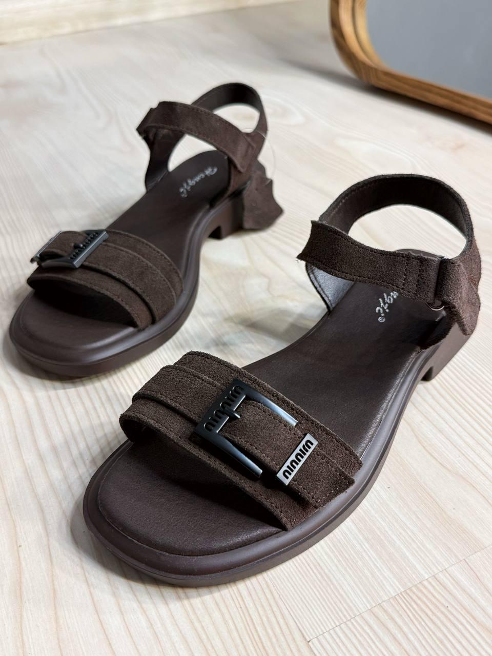 Сандали женские Hengji 081-8 с пряжкой замшевые на липучке р. 36 Коричневый (7041) Сандали женские Hengji 081-8 с пряжкой замшевые на липучке р. 36 Коричневый (7041)