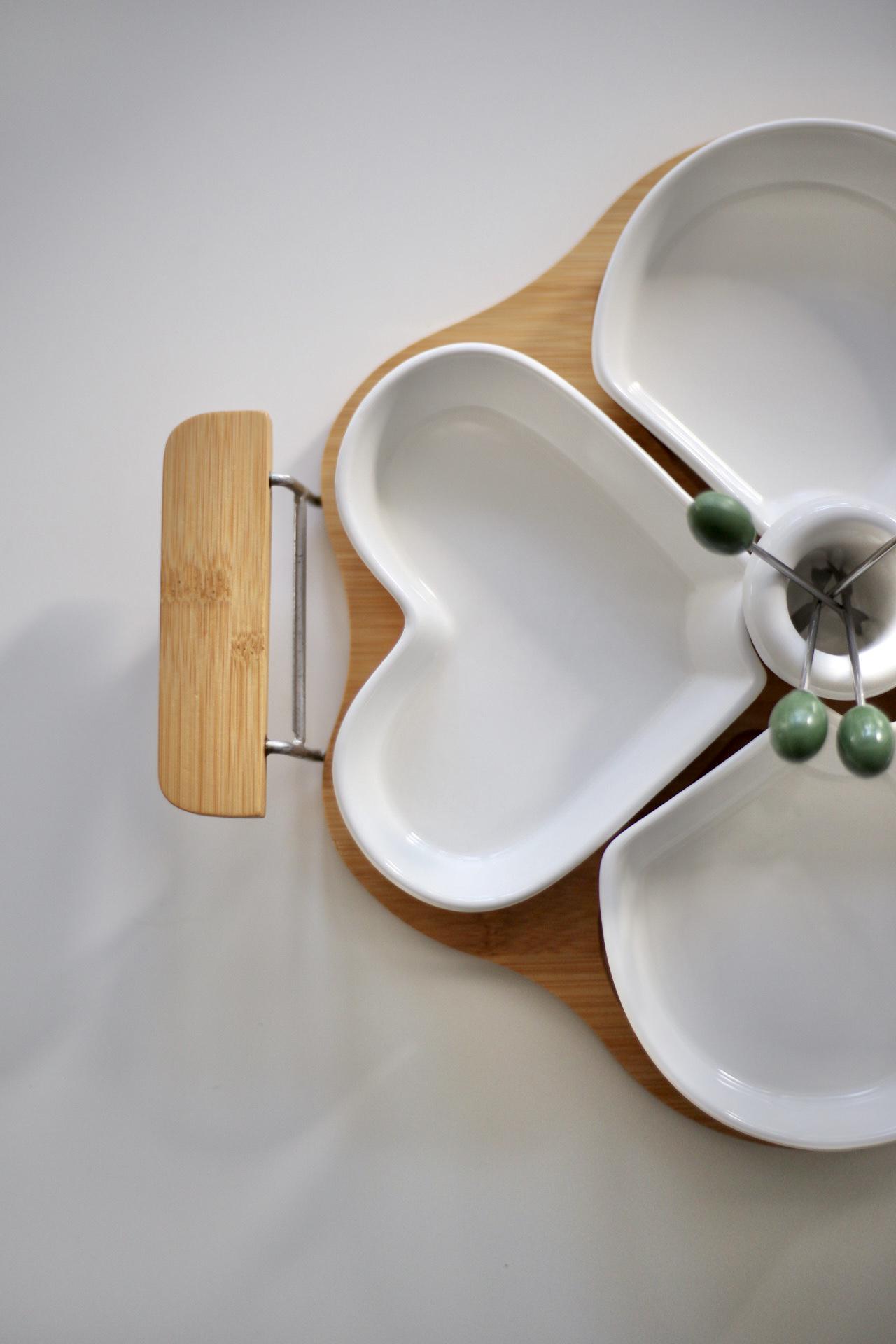 Менажница Серце керамическая на деревянной подставке со шпажками 26 см Белый (00000010201) - фото 4 Менажница Серце керамическая на деревянной подставке со шпажками 26 см Белый (00000010201) - фото 4