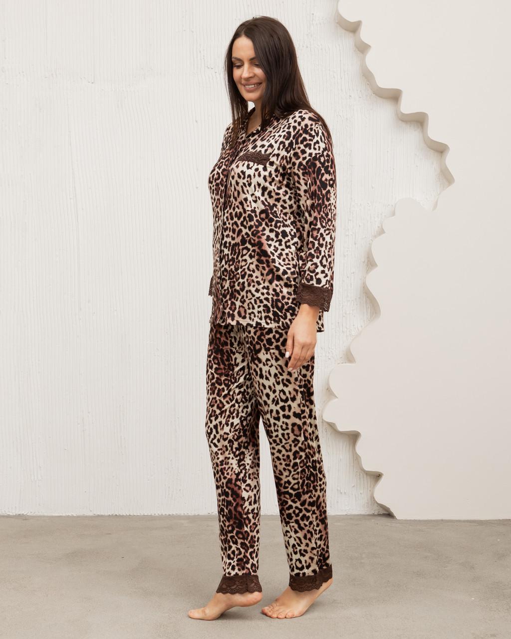 Пижама со штанами Nicoletta 32064k Леопард на пуговицах 5XL Коричневый (23854003) - фото 5 Пижама со штанами Nicoletta 32064k Леопард на пуговицах 5XL Коричневый (23854003) - фото 5