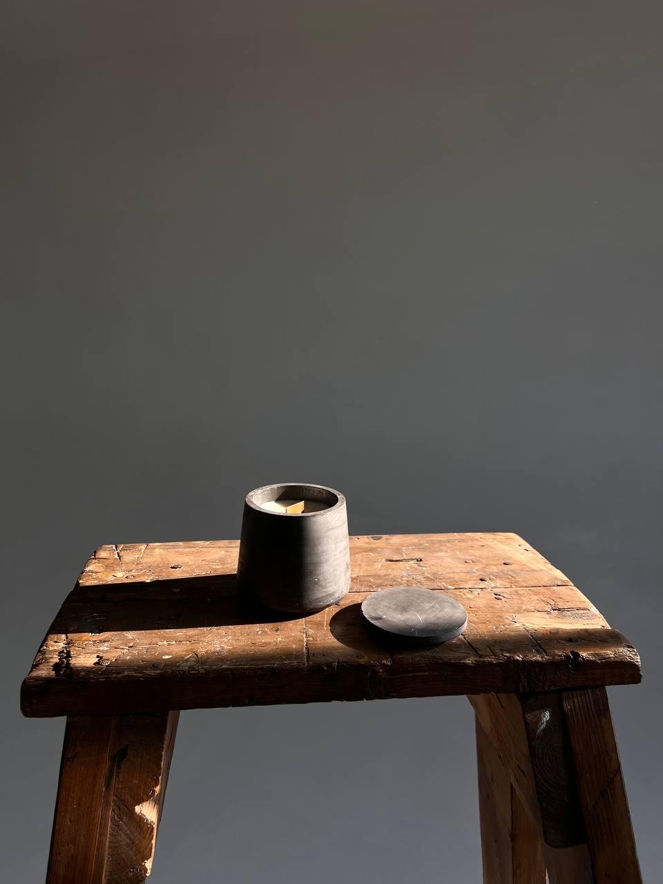 Аромасвеча соевая Вечерний Променад в графитовой гипсовой чашке с крышечкой (28106820)