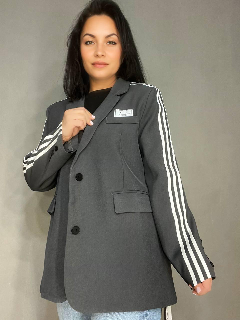 Пиджак женский Qidian 92208 с лампасами на рукавах широкий OS Серый (3792) - фото 9
