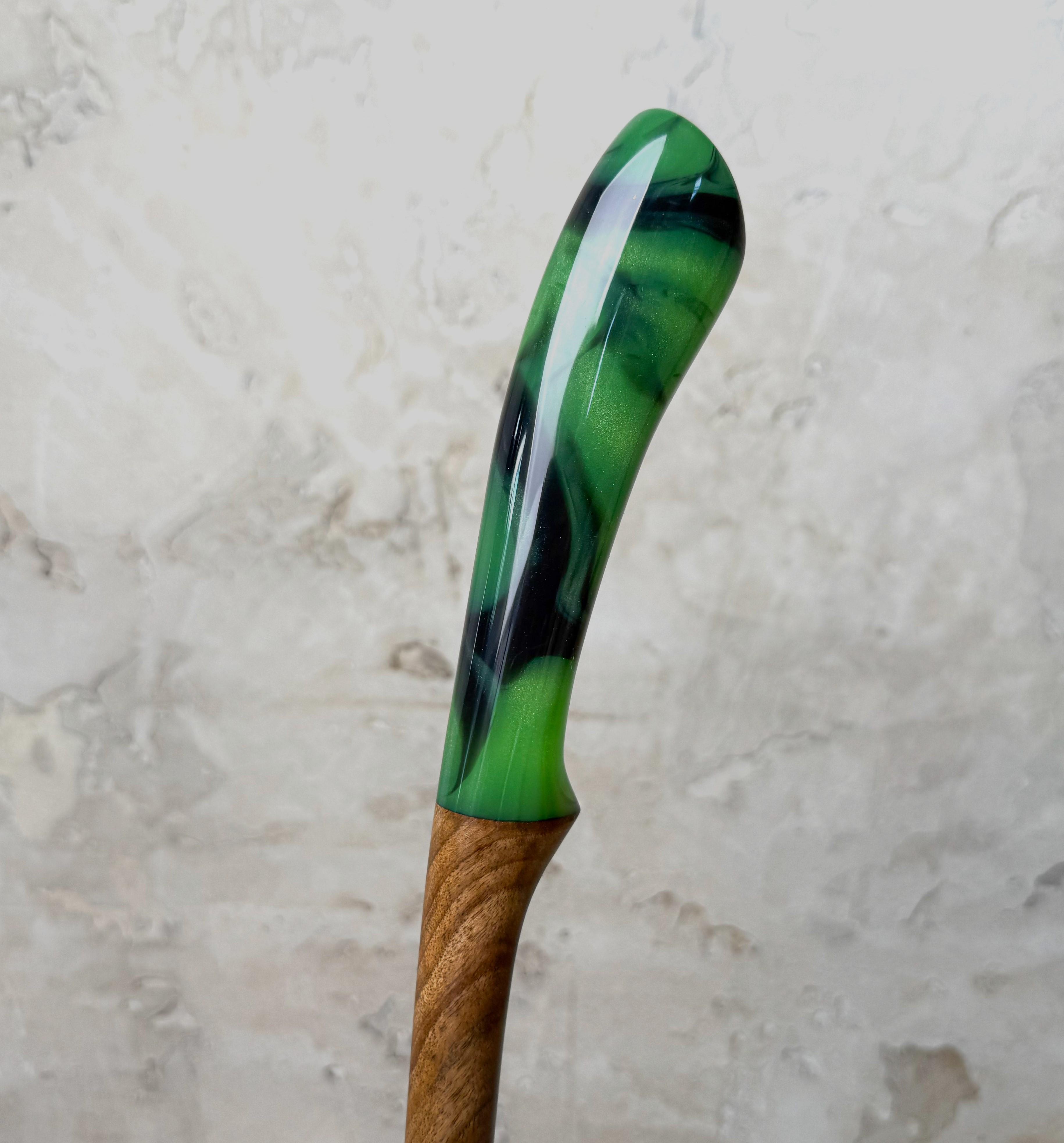 Ложка для обуви Klenn из ореха и эпоксидной смолы Коричневый/Зеленый - фото 4 Ложка для обуви Klenn из ореха и эпоксидной смолы Коричневый/Зеленый - фото 4