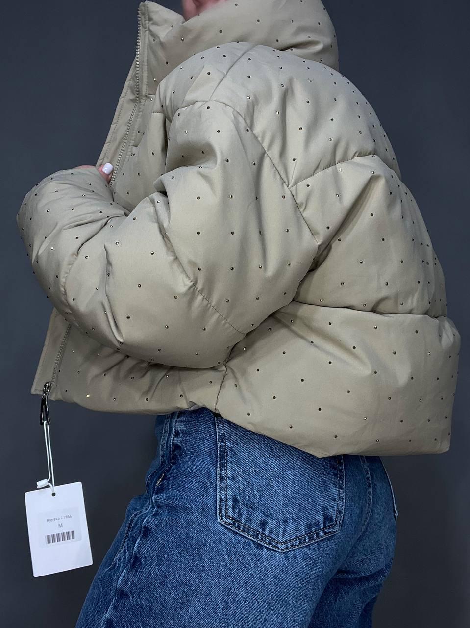 Куртка жіноча Haiziyuan 7165 укорочена пуффер з розсипом камінців демісезонна без капюшона оверсайз L Бежевий (3312) - фото 9 Куртка жіноча Haiziyuan 7165 укорочена пуффер з розсипом камінців демісезонна без капюшона оверсайз L Бежевий (3312) - фото 9