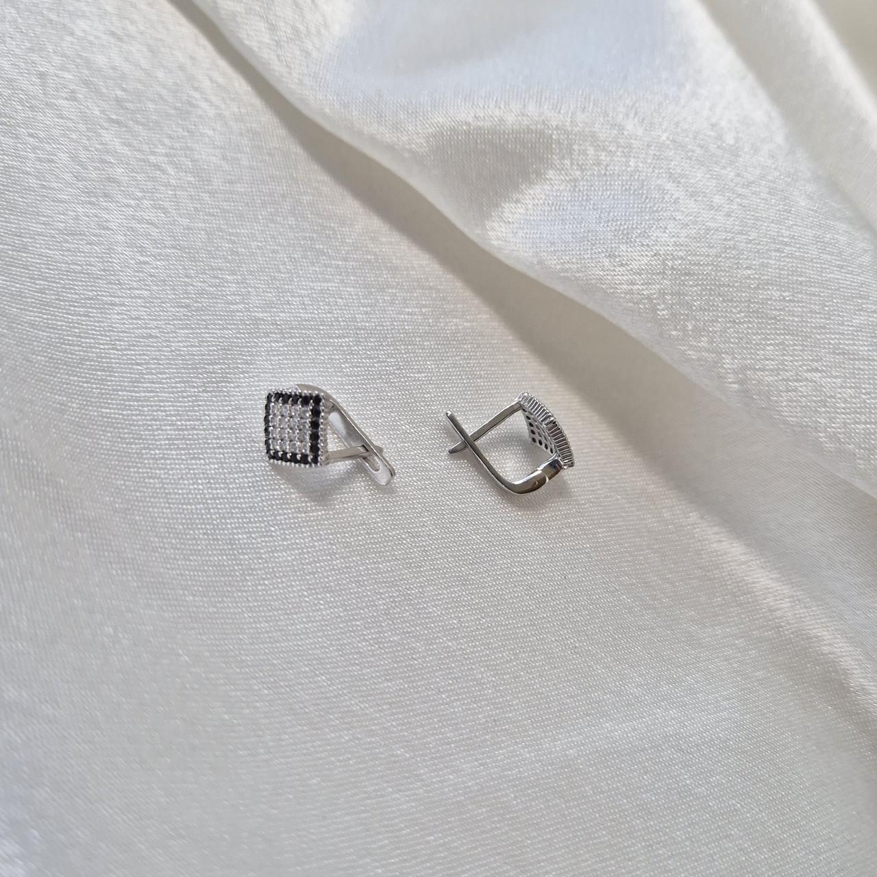 Серьги серебряные Ромб в белых и черных камнях родированное 925 пробы 1,75 г (2438р)