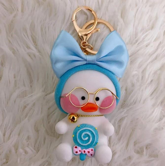 Брелок Lalafanfan Белая утка с голубым бантом обнимает леденец 10 см