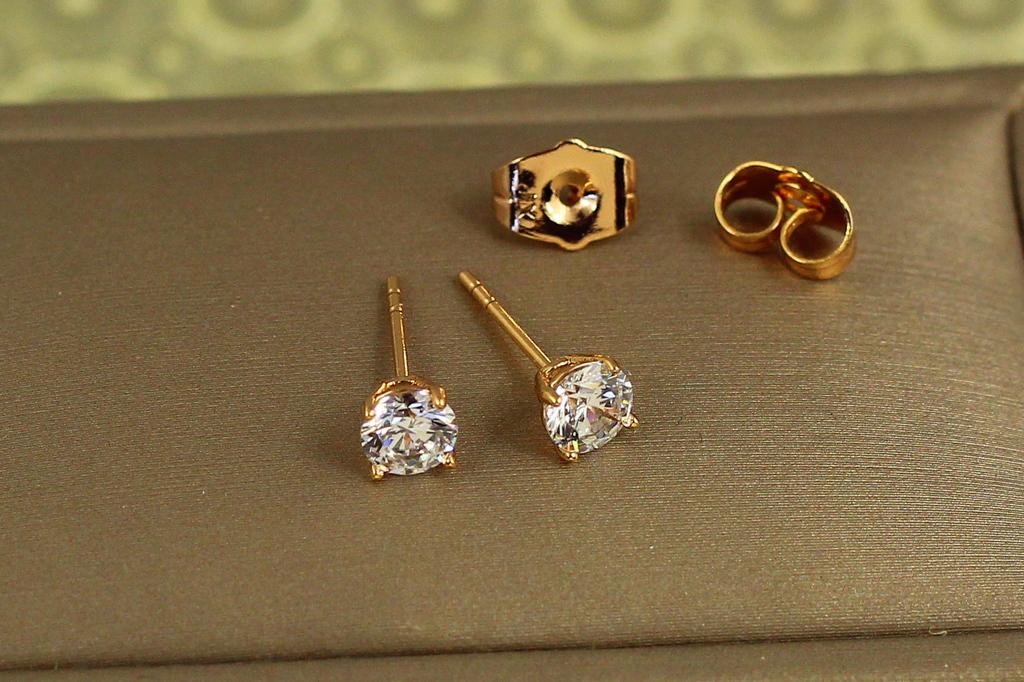 Серьги гвоздики Xuping Jewelry с камнем на четыре крепежа 5 мм Золотистый