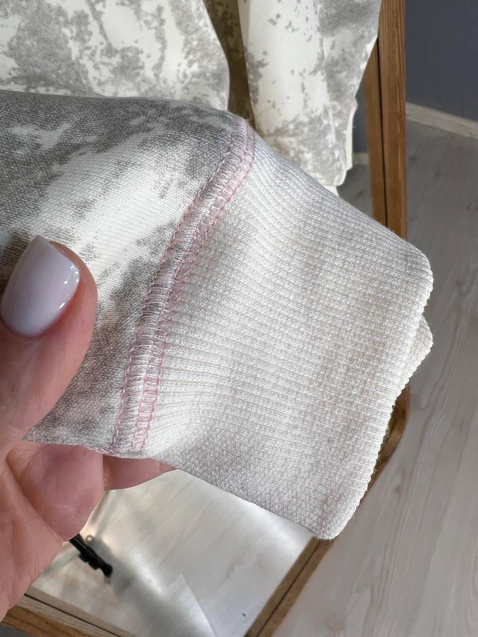 Свитшот женский JOY ONE 1732 DONELES удлиненный вареный тай-дай OS Молочный (3302) - фото 8 Свитшот женский JOY ONE 1732 DONELES удлиненный вареный тай-дай OS Молочный (3302) - фото 8