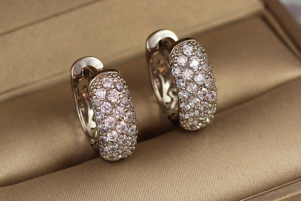 Серьги кольца Хuping Jewelry выпуклые с камнями 1,8 см Серебристый