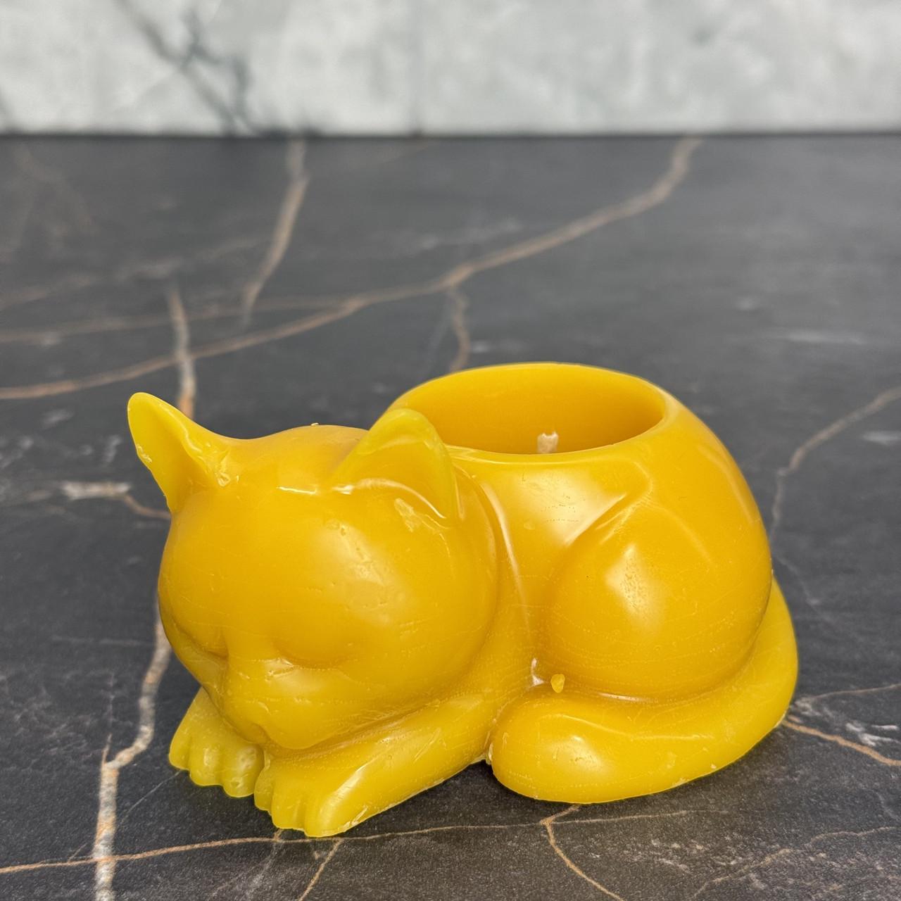 Свічка фігурна інтерʼєрна Сплячий котик з натурального бджолиного воску декоративна ручної роботи 55х95 мм