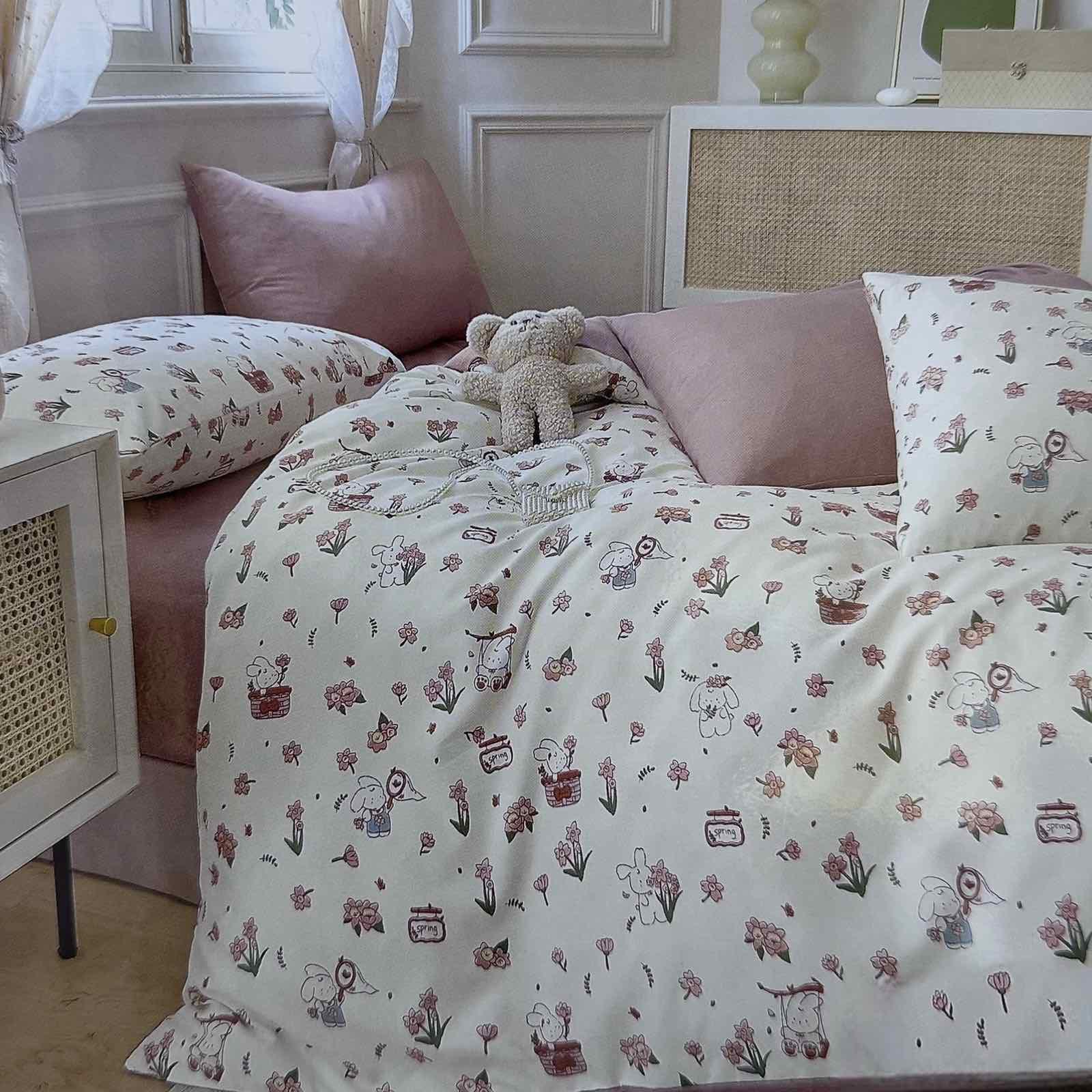 Комплект постельного белья детский Koloco Приключения зайчика полуторный 150х210 см (06-503-8) Комплект постельного белья детский Koloco Приключения зайчика полуторный 150х210 см (06-503-8)