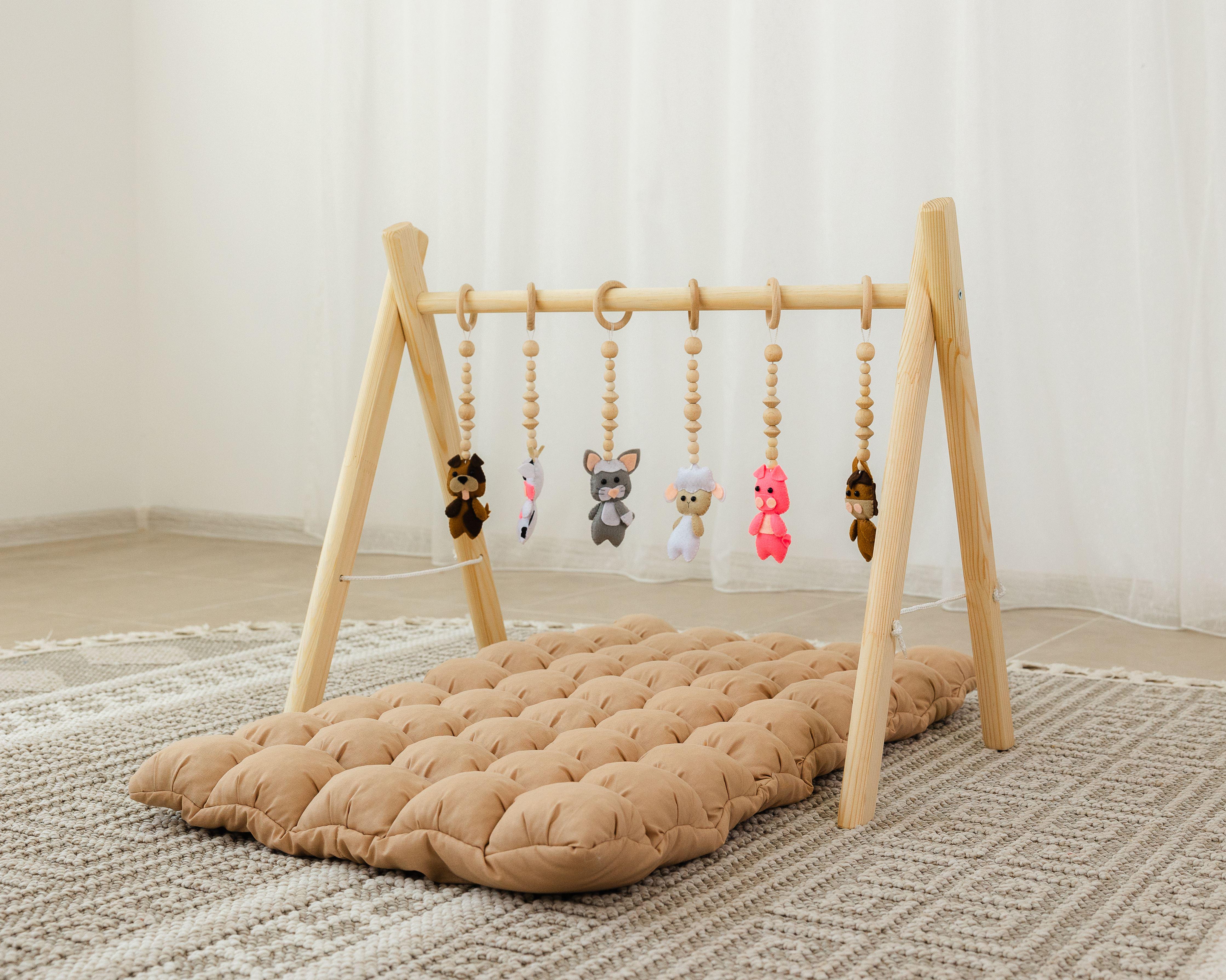 Мобиль детский напольный Веселая ферма с матрасиком Капучино (0002263)