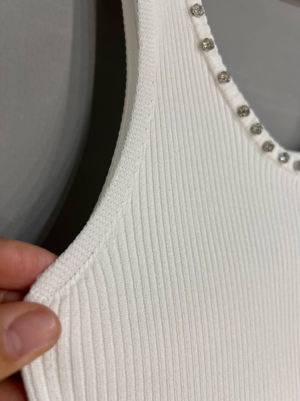 Майка женская A-N 3805 в рубчик с камнями на вырезе OS Белый (26404733) - фото 7 Майка женская A-N 3805 в рубчик с камнями на вырезе OS Белый (26404733) - фото 7