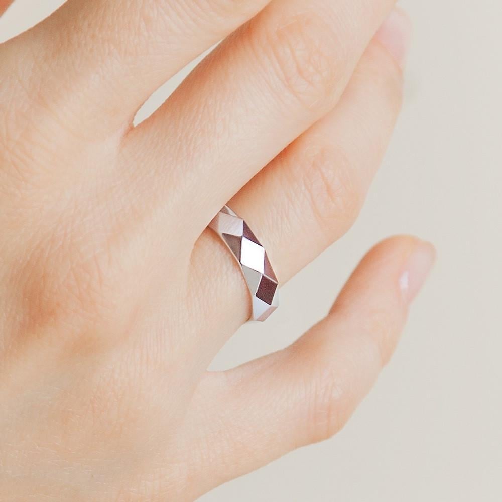 Обручка срібна з об’ємними ромбоподібними елементами р. 18