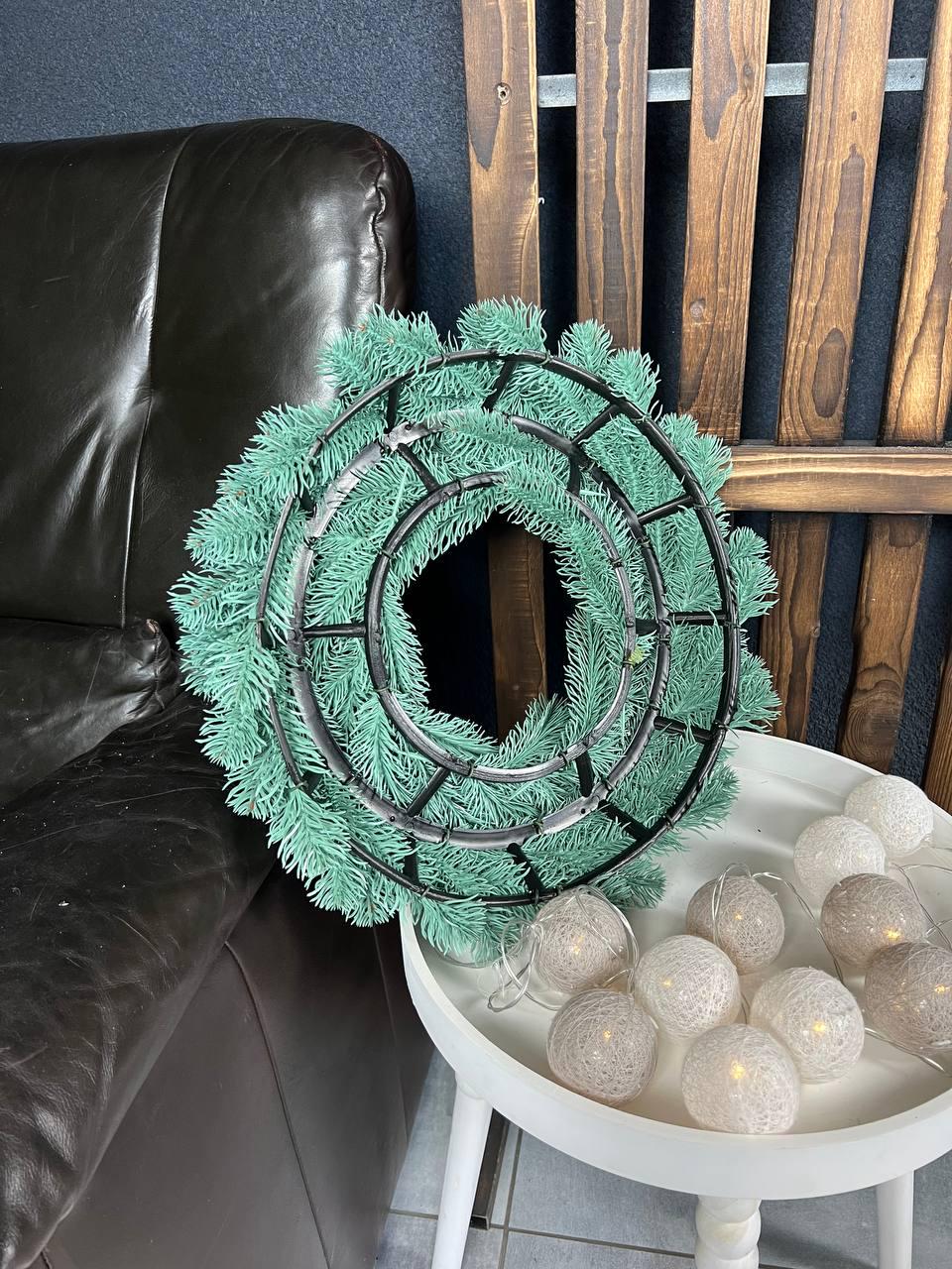 Новорічний вінок Тріумф зі штучної хвої 40 см Блакитний (YA678607) - фото 6 Новорічний вінок Тріумф зі штучної хвої 40 см Блакитний (YA678607) - фото 6