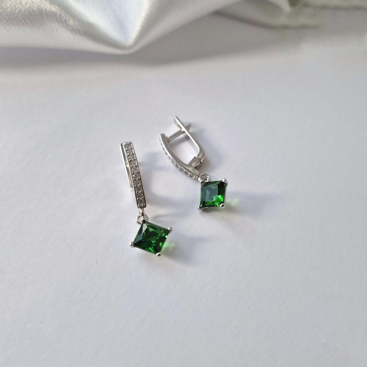 Серьги с подвеской Квадрат с зелеными камнями серебро 925 пробы 4,11 г