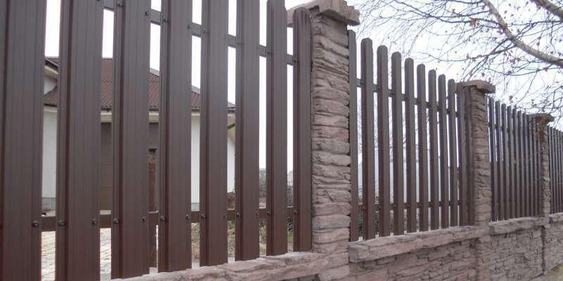 Євроштакетник металевий 1,8 м 0,45 мм матовий RAL 8017 Коричневий (sh-29083/1) - фото 4 Євроштакетник металевий 1,8 м 0,45 мм матовий RAL 8017 Коричневий (sh-29083/1) - фото 4