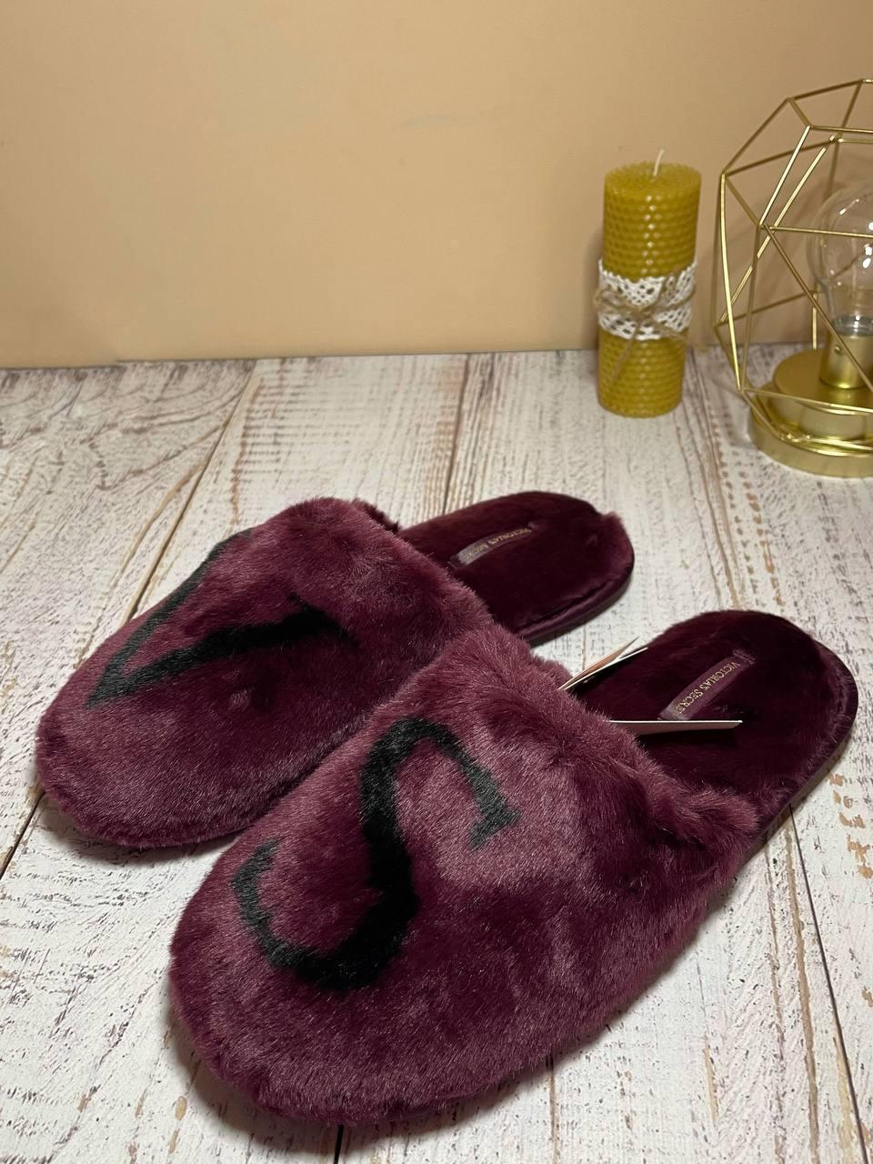 Тапочки домашні жіночі хутряні Victoria's Secret Closed Toe Faux Fur Slipper Kir з логотипом Бордовий - фото 8