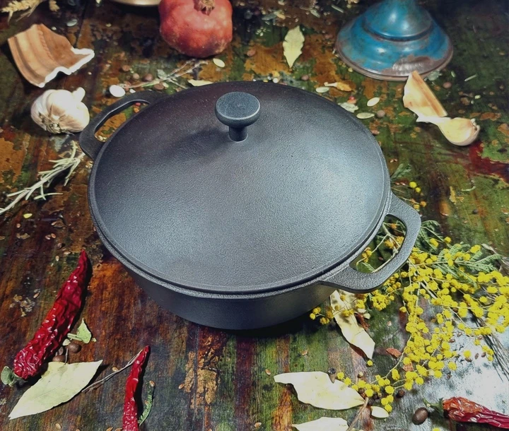 Кастрюля с чугунной крышкой 3 л (31608447)