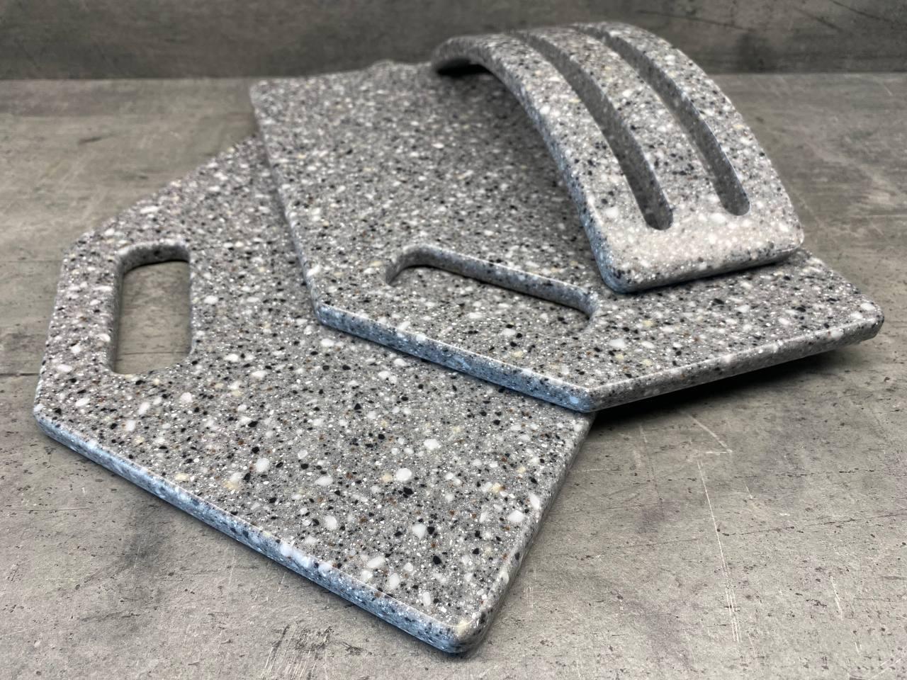 Набір дощок кухонних Quartzgrey зі штучного каменю на підставці 2 шт. (231) - фото 3 Набір дощок кухонних Quartzgrey зі штучного каменю на підставці 2 шт. (231) - фото 3