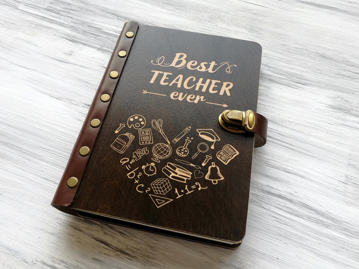 Блокнот для записей WoodPresentStudio «Best teacher» в обложке из дерева 100 листов черные без линовки Темное дерево