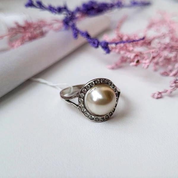 Каблучка з білою перлиною срібло 925 проби чорнене 2,50 г р. 18 (1688к) Каблучка з білою перлиною срібло 925 проби чорнене 2,50 г р. 18 (1688к)