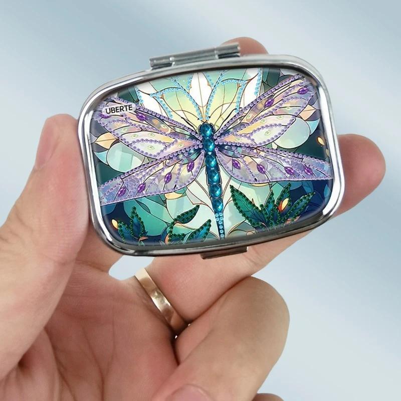 Таблетница Стрекоза металлическая на два отделения 5,5х4х1,5 см Разноцветный (D-0103) - фото 2 Таблетница Стрекоза металлическая на два отделения 5,5х4х1,5 см Разноцветный (D-0103) - фото 2