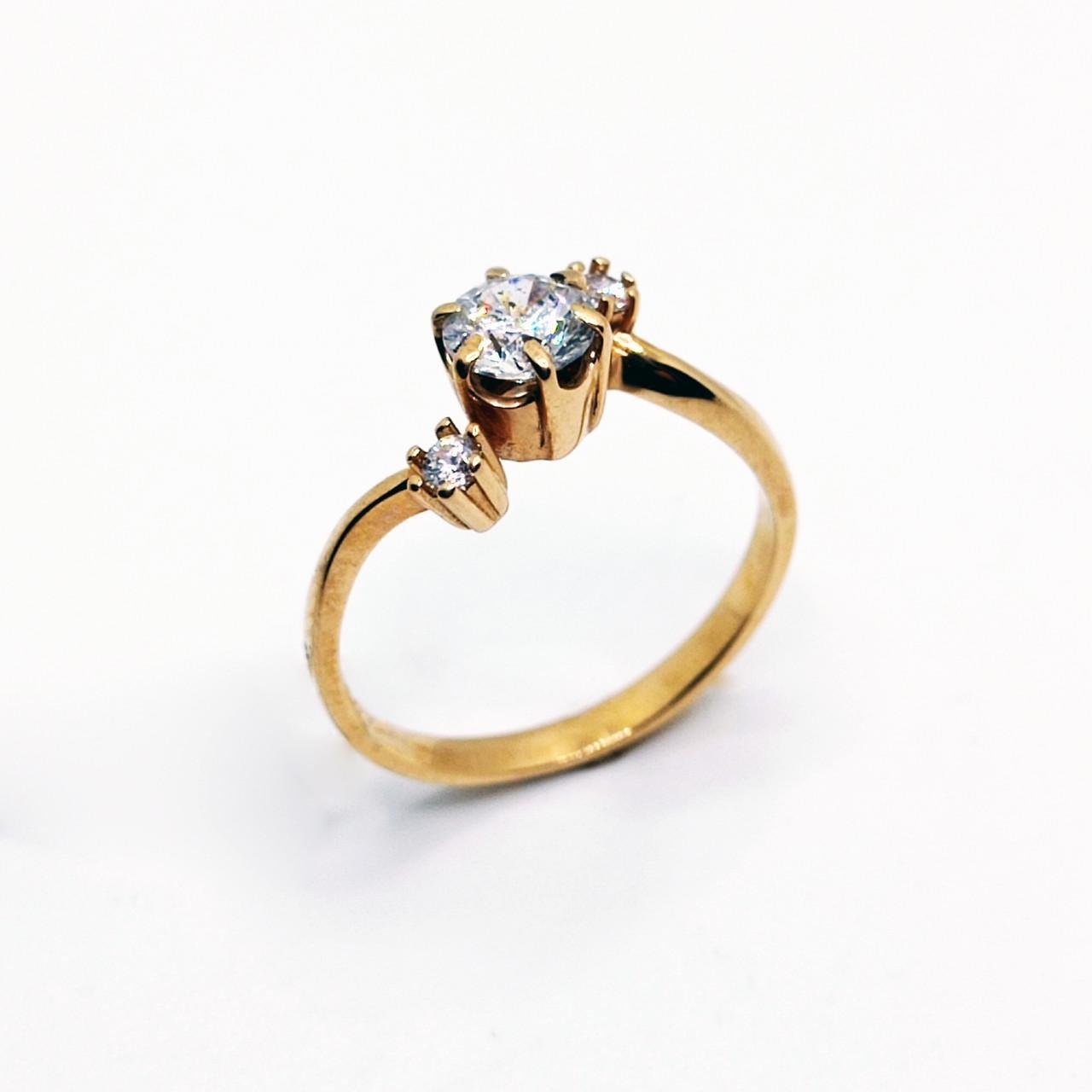 Кольцо золото 585° три камня 1,96 г р. 16 (140331)