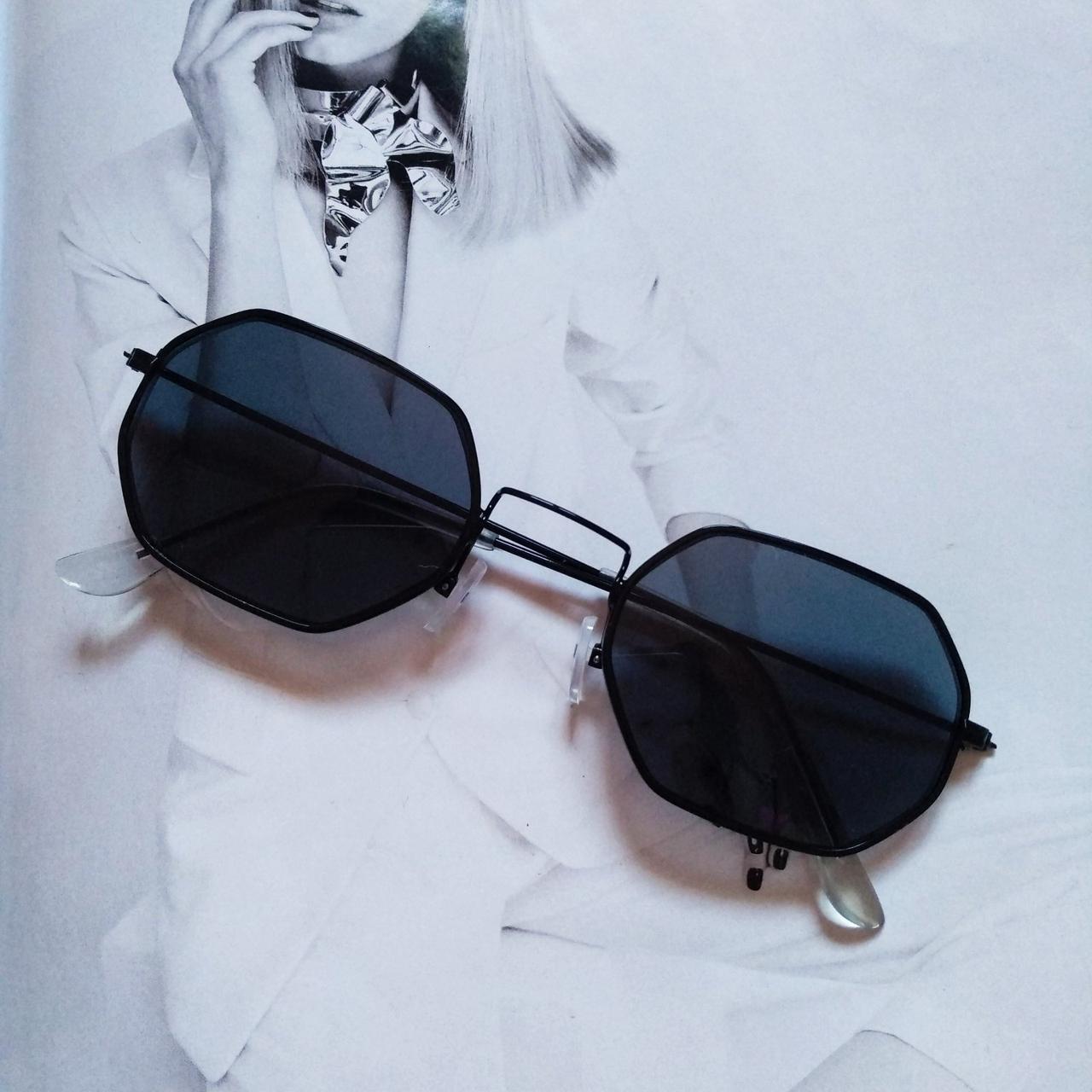 Солнцезащитные очки многоугольные с цветной линзой Черный Солнцезащитные очки многоугольные с цветной линзой Черный