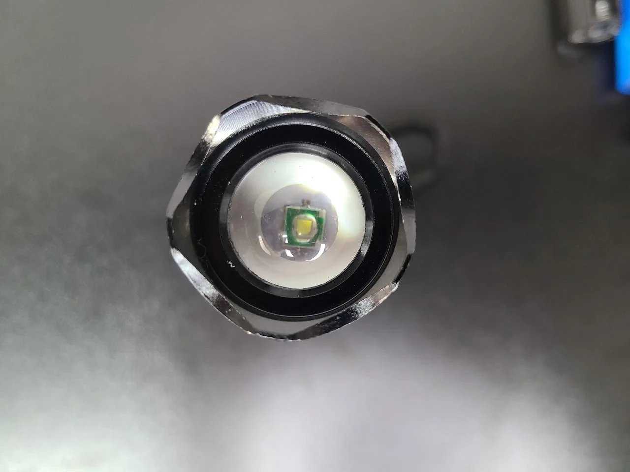 Ліхтар ручний X-Balog BL-T8626 з акумулятором 18650 2 зарядні пристрої 3 режими Чорний (343375340) - фото 4