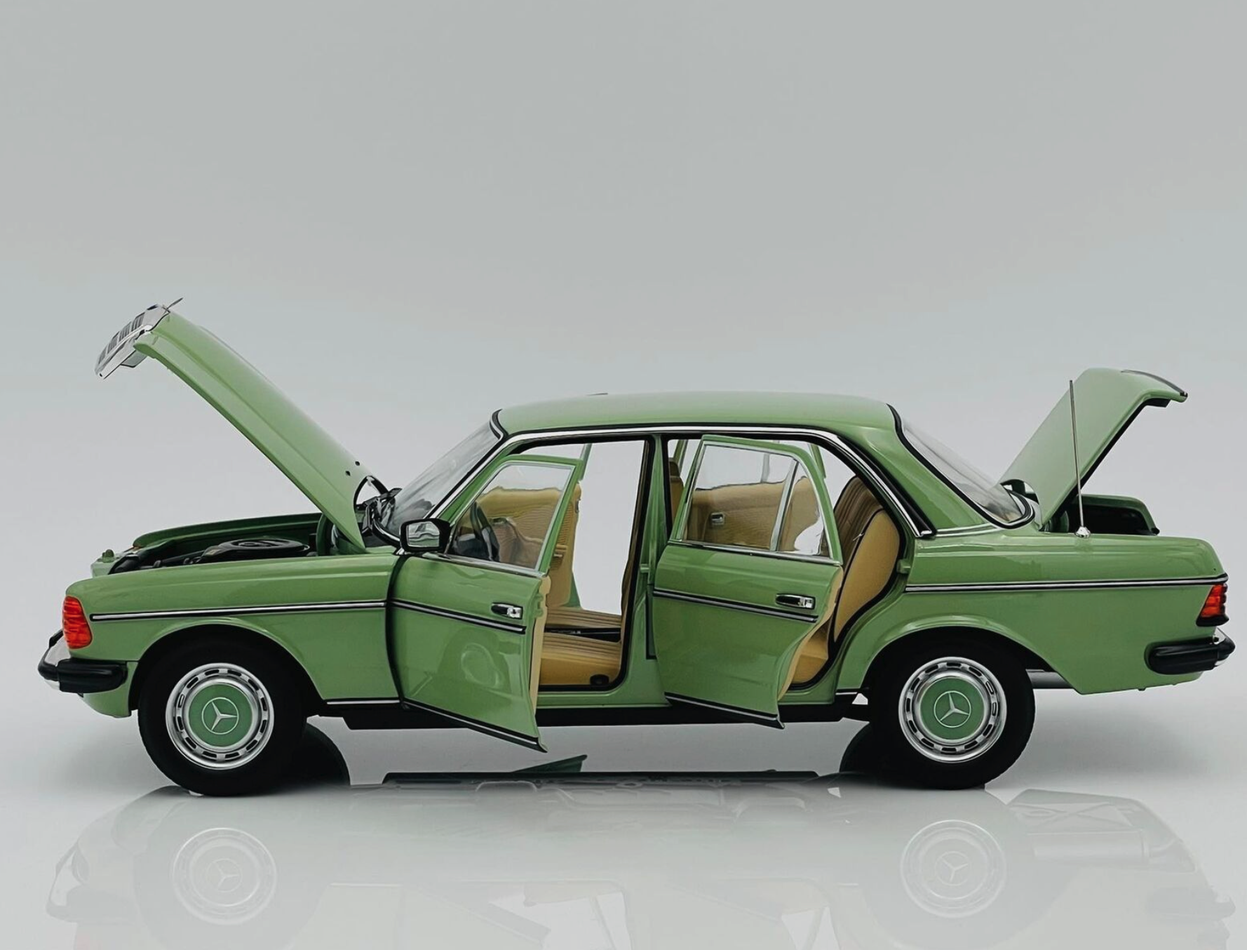 Модель автомобіля Norev 1:18 Mercedes-Benz 200 W123 Limousine Light Green (183796) - фото 9