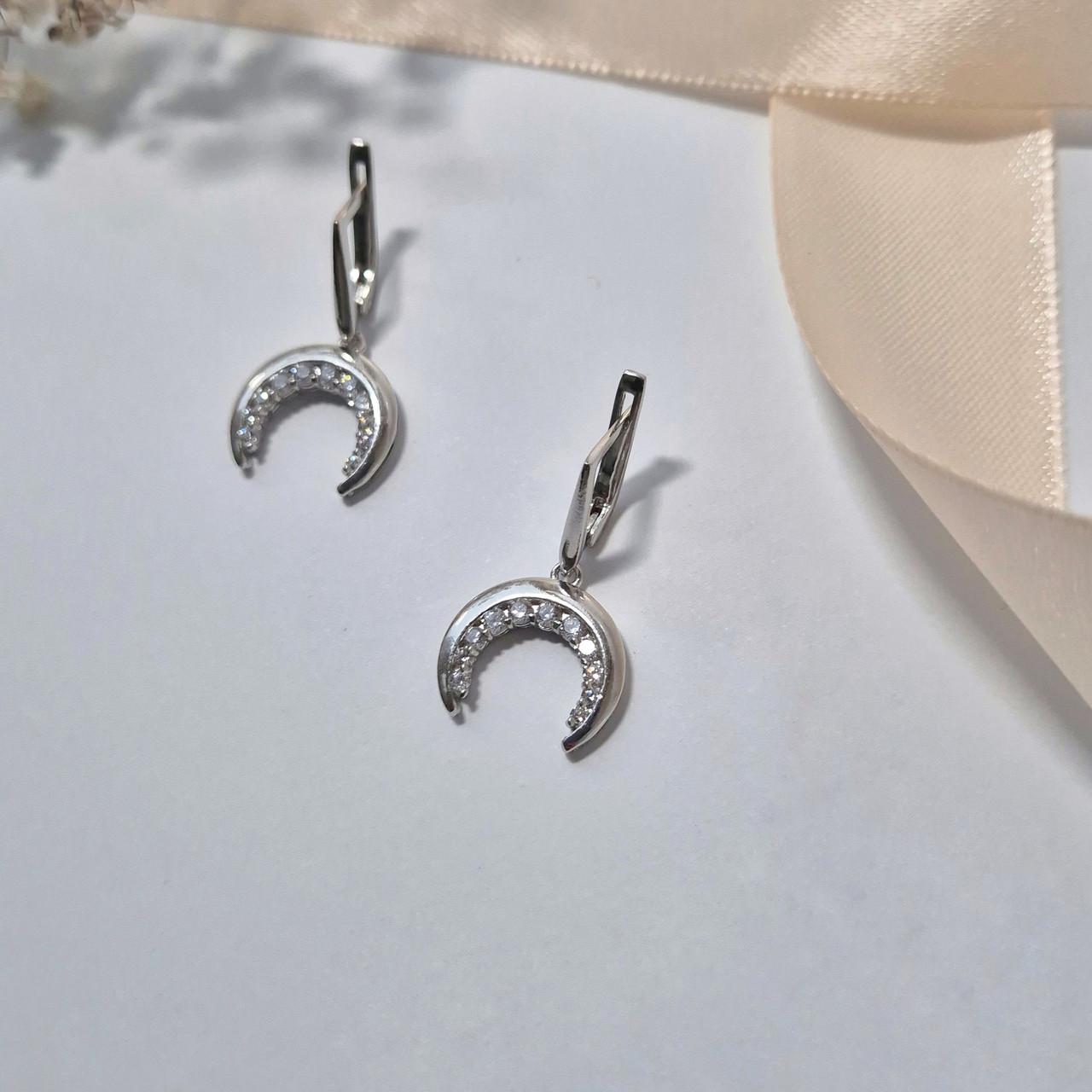 Серебряные сережки с подвеской лунница с белыми камнями серебро 925 пробы родированное 4,20 г (53910р)